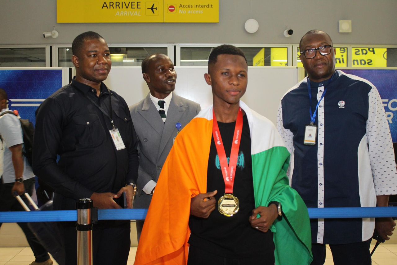 Accueilli en heros à l'aéroport FHB d'Abidjan après ma victoire mondiale à la Huawei ICT Competition 2024